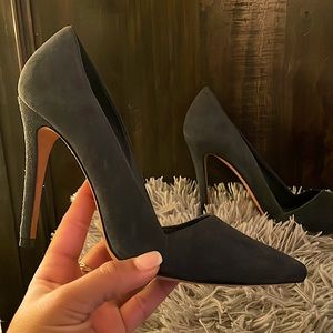 Stunning blue suede pumps!